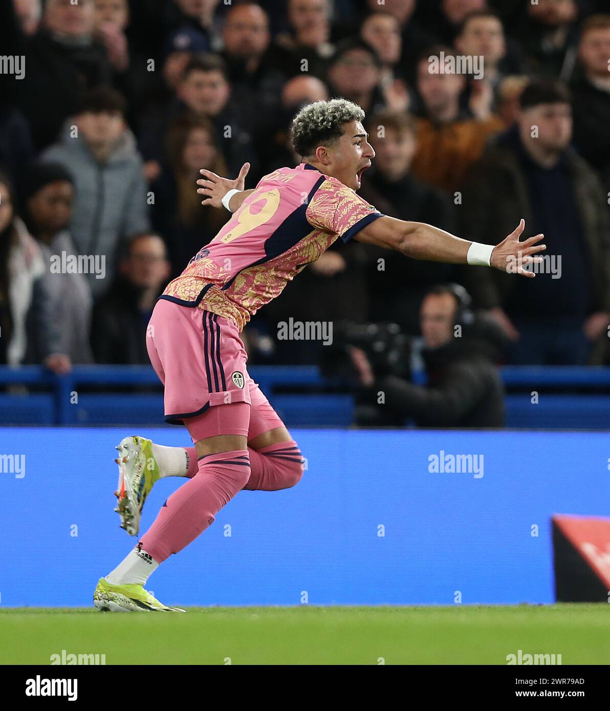 GOAL 1-0, Mateo Joseph del Leeds United celebrazione degli obiettivi. - Chelsea contro Leeds United, Emirates fa Cup, 5th Round, Stamford Bridge Stadium, Londra, Regno Unito - 28 febbraio 2024. Solo per uso editoriale - si applicano restrizioni DataCo. Foto Stock