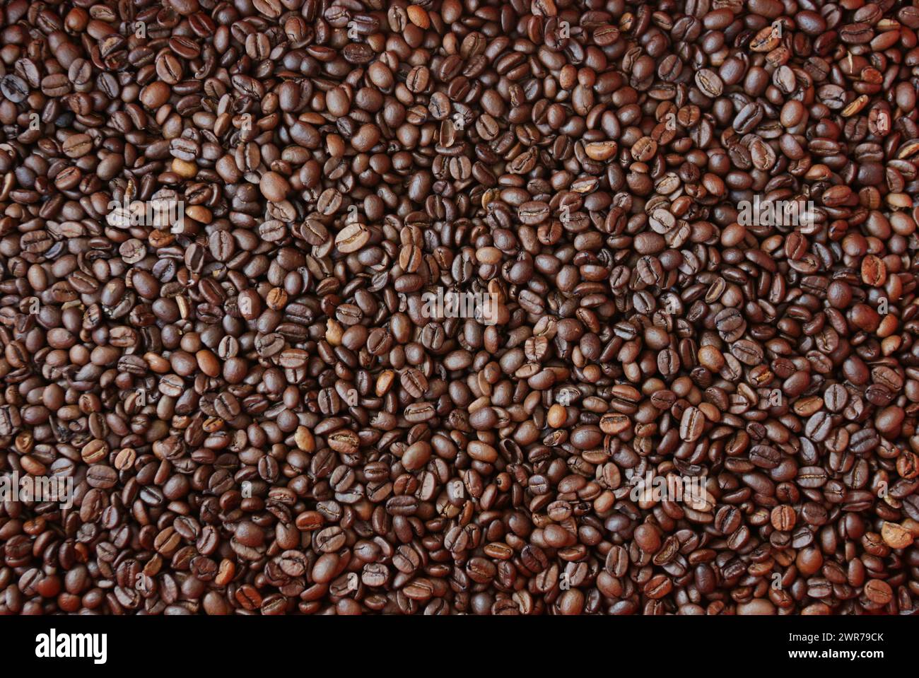 Symbolbild zum Thema Kaffee Hier: Haufen Kaffeebohnen *** immagine simbolica sul tema del caffè qui una pila di chicchi di caffè Foto Stock
