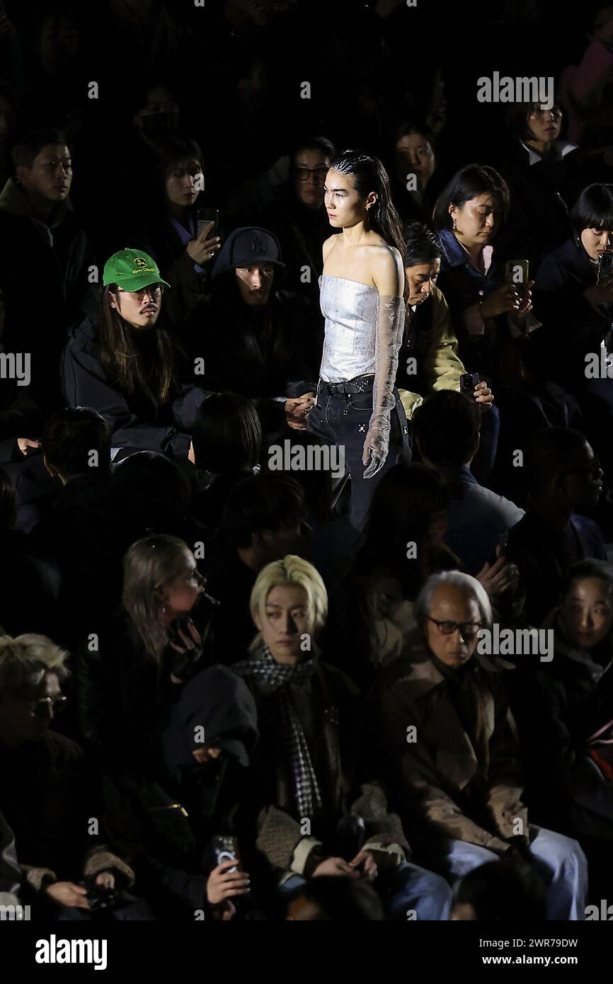 Tokyo, Giappone. 11 marzo 2024. Una modella che indossa il marchio di moda TANAKA cammina lungo la passerella durante la Rakuten Fashion Week TOKYO Autumn/Winter Collection 2024 presso Yoyogi 2nd Gymnasium. La settimana della moda va dall'11 al 16 marzo. (Credit Image: © Rodrigo Reyes Marin/ZUMA Press Wire) SOLO PER USO EDITORIALE! Non per USO commerciale! Foto Stock