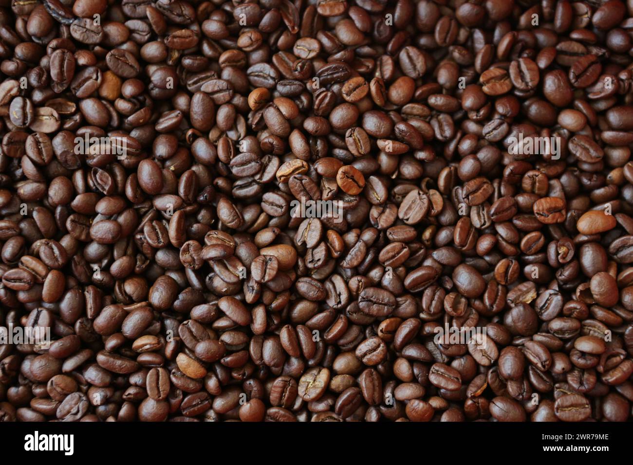 Symbolbild zum Thema Kaffee Hier: Haufen Kaffeebohnen *** immagine simbolica sul tema del caffè qui una pila di chicchi di caffè Foto Stock