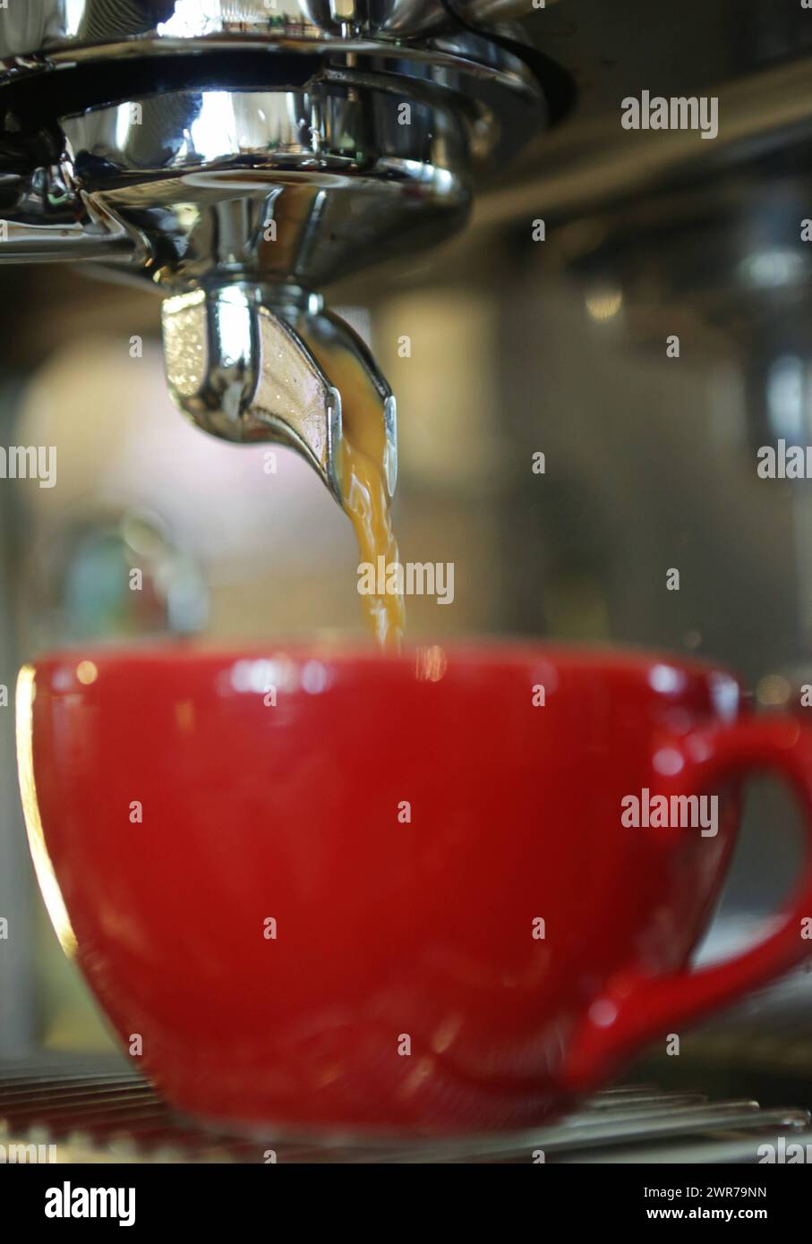 Symbolbild zum Thema Kaffee Hier: Rote Kaffeetasse in Siebträgermaschine *** immagine simbolica sul tema del caffè qui tazza di caffè rosso in macchina per portafiltro Foto Stock