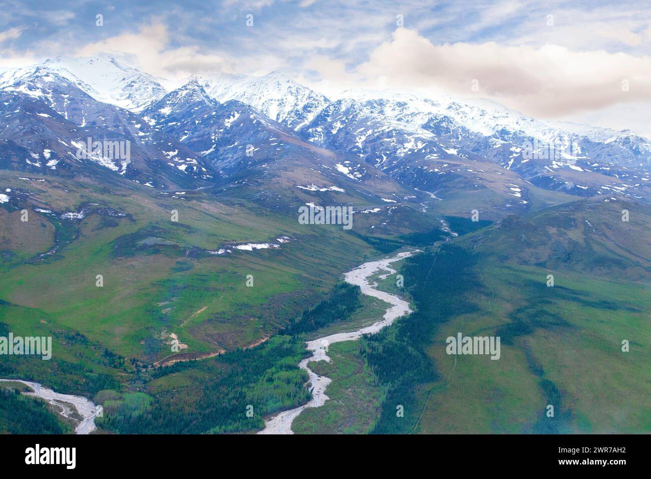 Vista aerea della catena montuosa dell'Alaska e del fiume che scorre attraverso la valle remota. Foto Stock