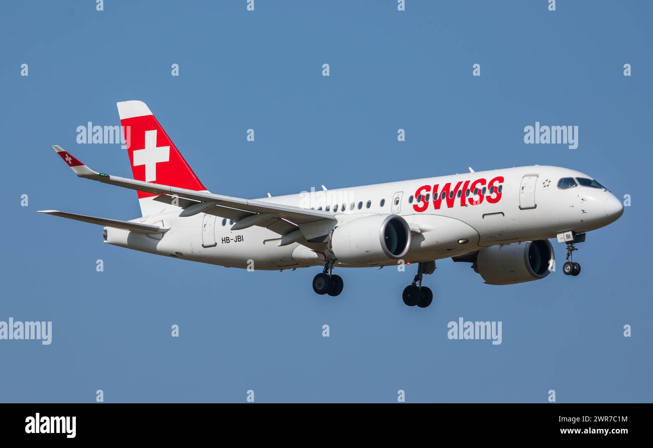 Zürich, Schweiz - 28. März 2022: Ein Airbus A220-100 von Swiss International Airlines im Landeanflug auf den Flughafen Zürich. Registrazione HB-JBC. Foto Stock