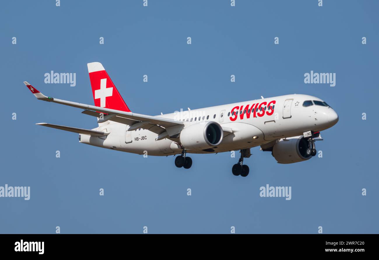 Zürich, Schweiz - 28. März 2022: Ein Airbus A220-100 von Swiss International Airlines im Landeanflug auf den Flughafen Zürich. Registrazione HB-JBC. Foto Stock