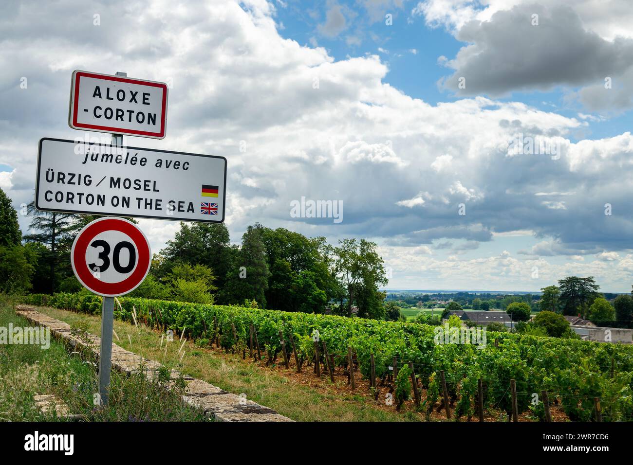 Villaggio rodsign di Aloxe Corton nei vigneti, Borgogna, Francia Foto Stock