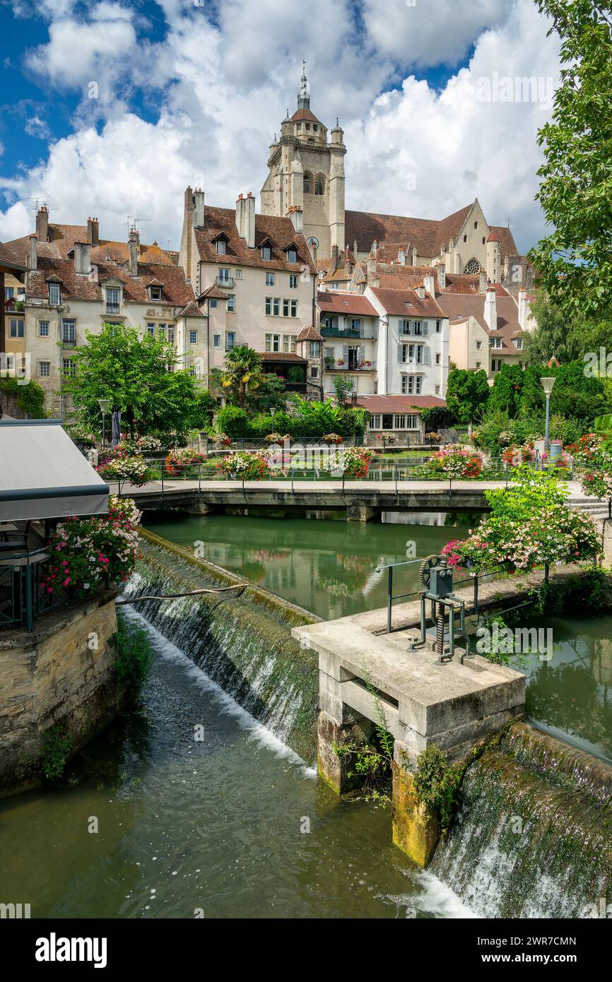 Canale d'acqua nella città francese di Dole in estate, Giura, Francia Foto Stock