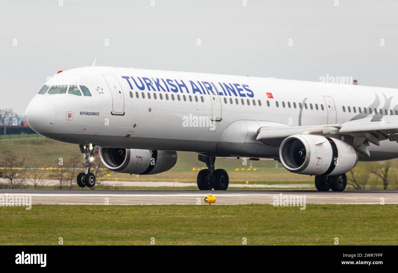 Ein Airbus A321-200 von THY Turkish Airlines landet auf piste 14 des Flughafen Zürich. Registrazione TC-JTI. (Zürich, Schweiz, 05.04.2022) Foto Stock