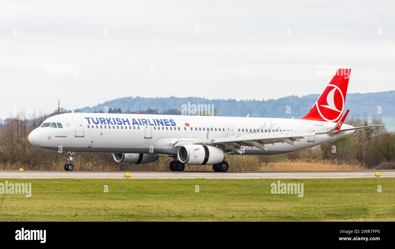 Ein Airbus A321-200 von THY Turkish Airlines landet auf piste 14 des Flughafen Zürich. Registrazione TC-JTI. (Zürich, Schweiz, 05.04.2022) Foto Stock