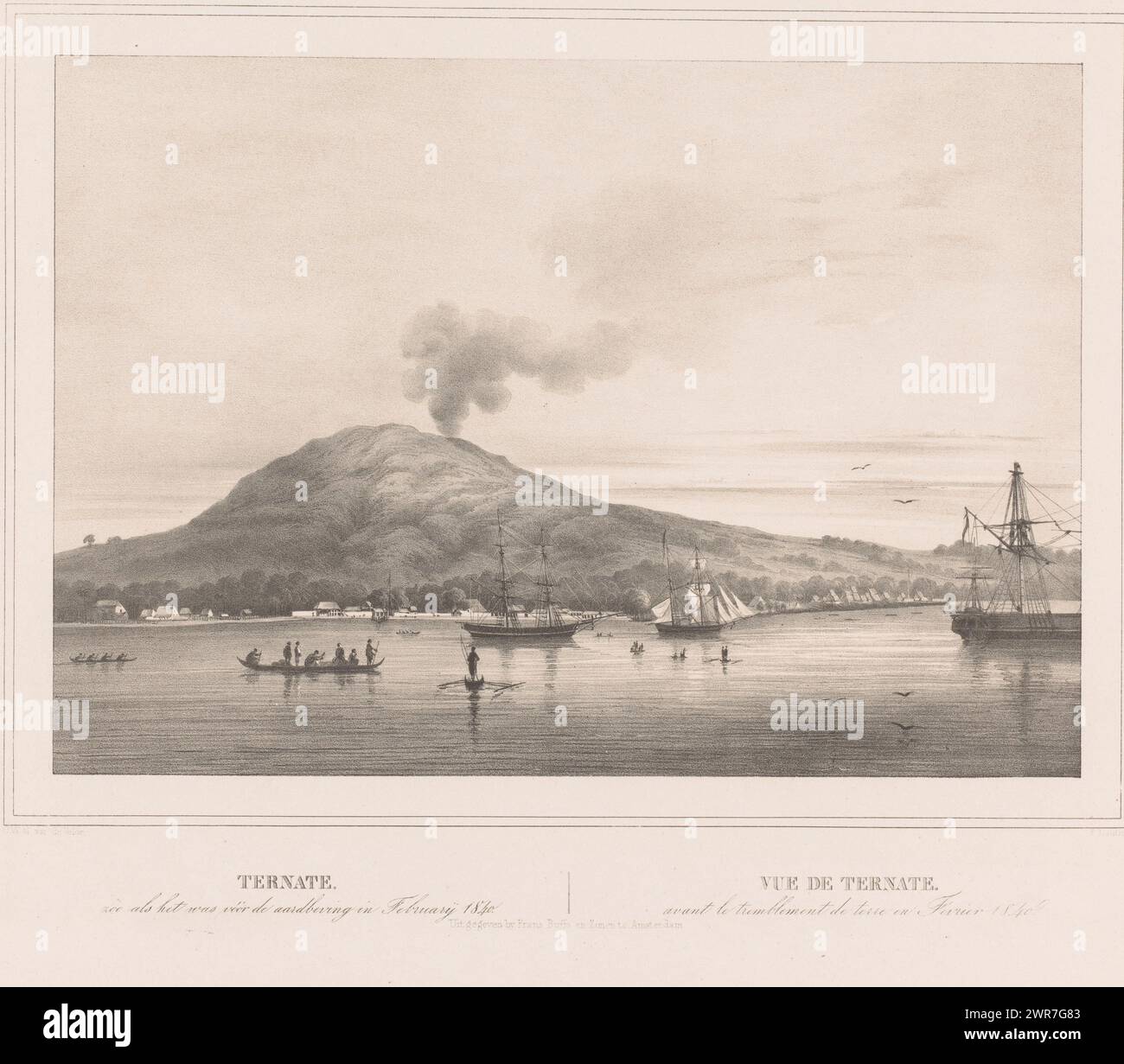 Vista dell'isola di Ternate con il vulcano fumante Gamalama, Ternate. Come prima del terremoto del febbraio 1840 / Vue de Ternate. Avant le tremblement de terre en Fevrier 1840 (titolo sull'oggetto), viste delle Indie orientali olandesi (titolo della serie), viste dalle Indie orientali olandesi (titolo della serie), arcipelago delle Molucche / Iles Moluques (titolo della serie sull'oggetto), numerato in alto a sinistra: PL. XXXIV., stampatore: Paulus Lauters, su disegno di: Charles William Meredith van de Velde, editore: Frans Buffa en Zonen, Amsterdam, c. 1847, carta, altezza 356 mm x larghezza 536 mm Foto Stock