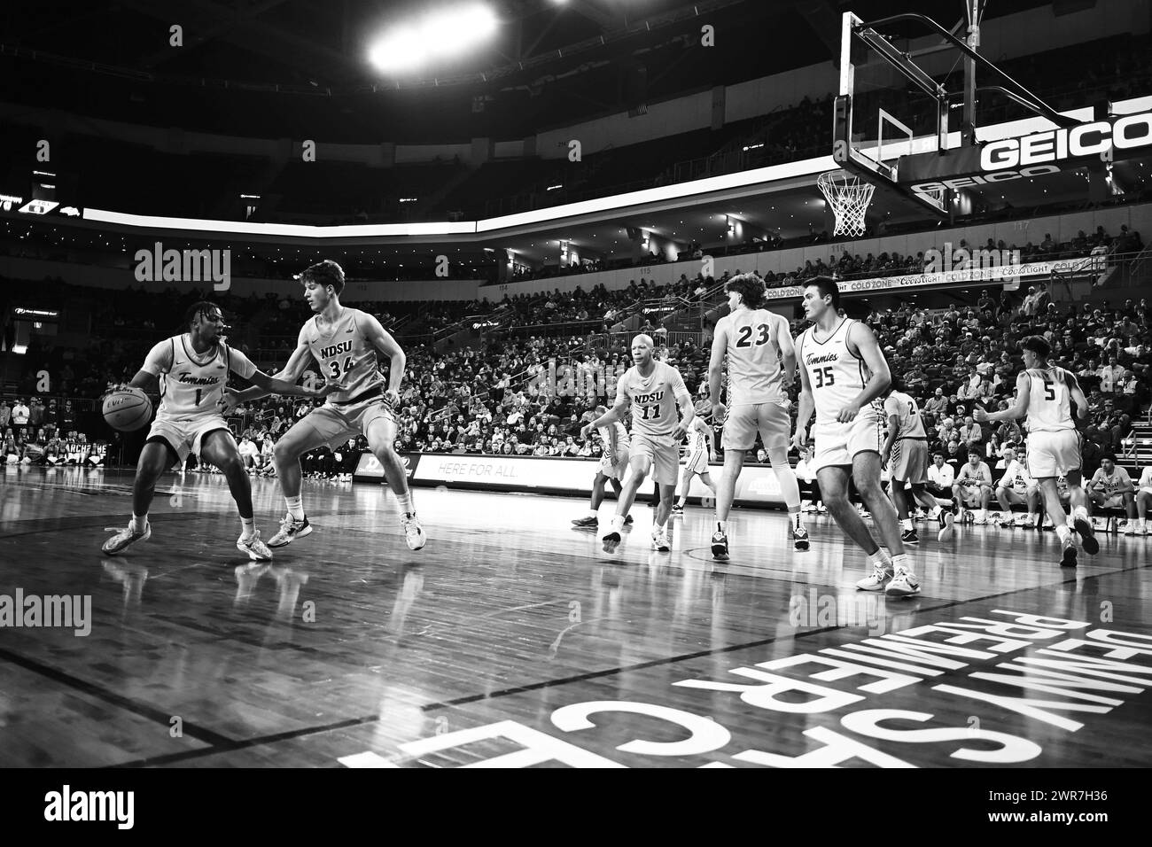 St Thomas - la guardia dei Minnesota Tommies Kendall Blue (1) si prepara a fare una mossa sull'attaccante dei North Dakota State Bison Noah Feddersen (34) durante un quarto di finale di basket maschile della NCAA tra il North Dakota State Bison e la University of St Thomas Tommies al Summit League Championships al Denny Sanford PREMIERE Center di Sioux Falls, South Dakota, domenica 10 marzo 2024. St Thomas Won 68-58.Russell Hons/CSM (immagine di credito: © Russell Hons/Cal Sport Media) Foto Stock
