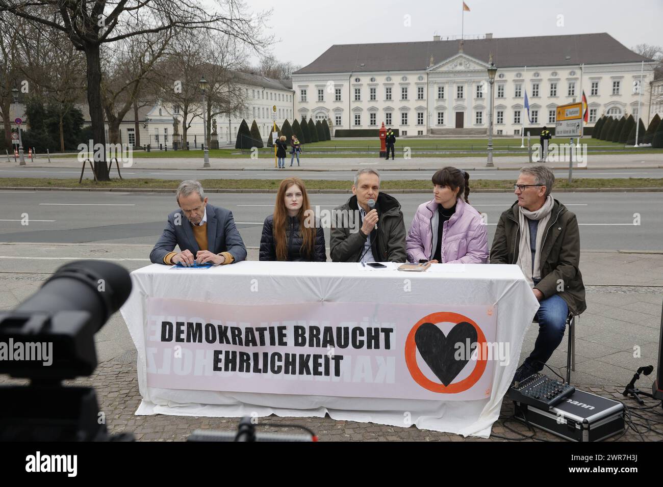 Geologie-Professor Nikolaus Froitzheim, Schülerin Laura Bischoff, Physiker Rolf Meyer, Sprecherin der Bewegung Carla Hinrichs, Landwirt Eberhard Räder, Deutschland, Berlino, Schloss Bellevue, Pressekonferenz, Letzte Generation Plant nächste Protestwelle *** il professor Nikolaus Froitzheim, la studentessa Laura Bischoff, il fisico Rolf Meyer, portavoce del movimento Carla Hinrichs, Farmer Eberhard Räder, Germania, Berlino, Bellevue Palace, conferenza stampa, l'ultima generazione pianifica la prossima ondata di proteste Foto Stock