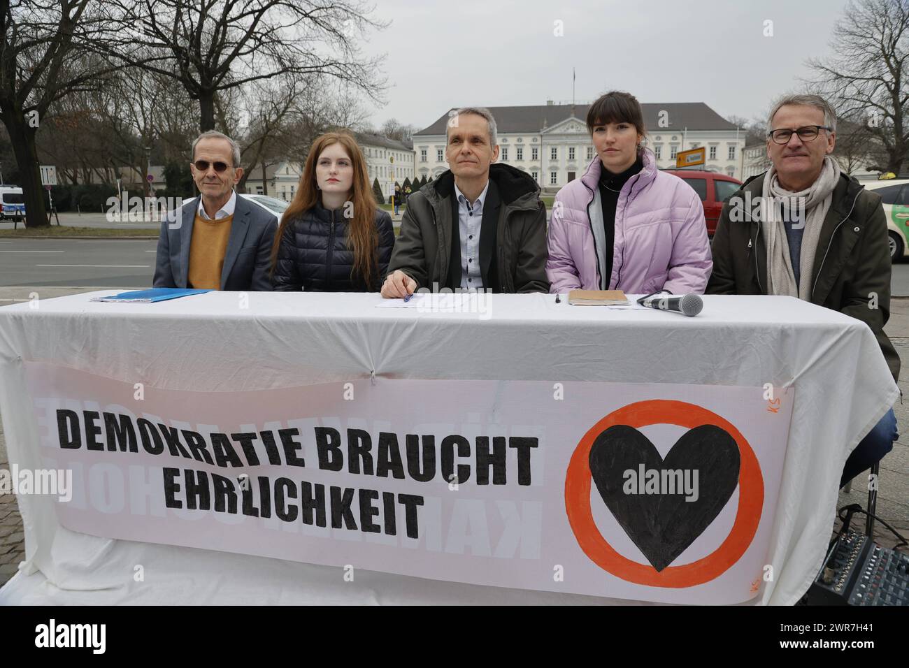 Geologie-Professor Nikolaus Froitzheim, Schülerin Laura Bischoff, Physiker Rolf Meyer, Sprecherin der Bewegung Carla Hinrichs, Landwirt Eberhard Räder, Deutschland, Berlino, Schloss Bellevue, Pressekonferenz, Letzte Generation Plant nächste Protestwelle *** il professor Nikolaus Froitzheim, la studentessa Laura Bischoff, il fisico Rolf Meyer, portavoce del movimento Carla Hinrichs, Farmer Eberhard Räder, Germania, Berlino, Bellevue Palace, conferenza stampa, l'ultima generazione pianifica la prossima ondata di proteste Foto Stock