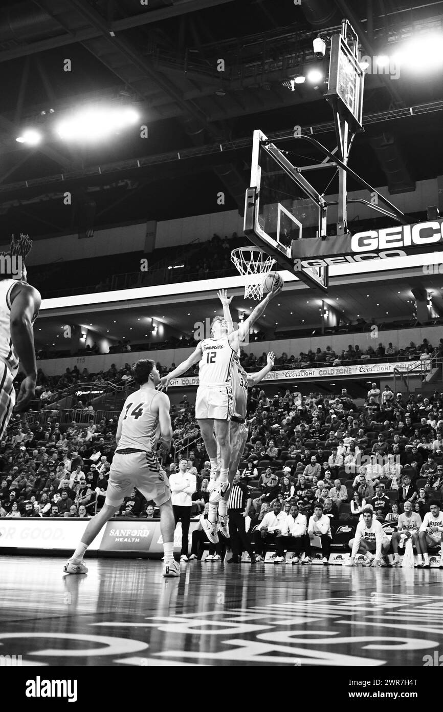 St Thomas - la guardia dei Minnesota Tommies Ryan Dufault (12) va a un tiro durante un quarto di finale di basket maschile della NCAA tra il North Dakota State Bison e la University of St. Thomas Tommies al Summit League Championships al Denny Sanford PREMIERE Center di Sioux Falls, South Dakota, domenica 10 marzo 2024. St Thomas ha vinto 68-58.Russell Hons/CSM Foto Stock