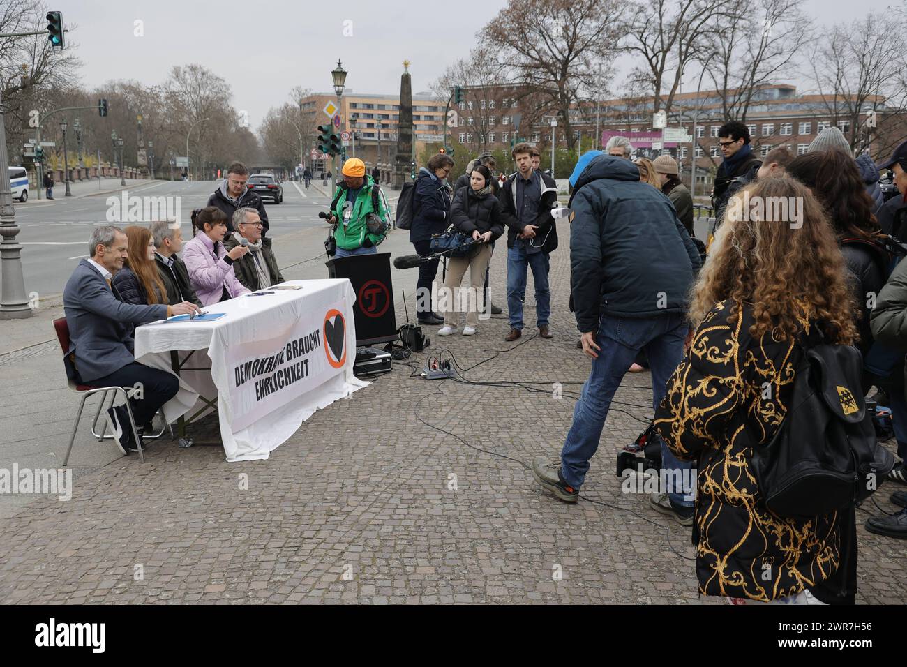 Geologie-Professor Nikolaus Froitzheim, Schülerin Laura Bischoff, Physiker Rolf Meyer, Sprecherin der Bewegung Carla Hinrichs, Landwirt Eberhard Räder, Deutschland, Berlino, Schloss Bellevue, Pressekonferenz, Letzte Generation Plant nächste Protestwelle *** il professor Nikolaus Froitzheim, la studentessa Laura Bischoff, il fisico Rolf Meyer, portavoce del movimento Carla Hinrichs, Farmer Eberhard Räder, Germania, Berlino, Bellevue Palace, conferenza stampa, l'ultima generazione pianifica la prossima ondata di proteste Foto Stock