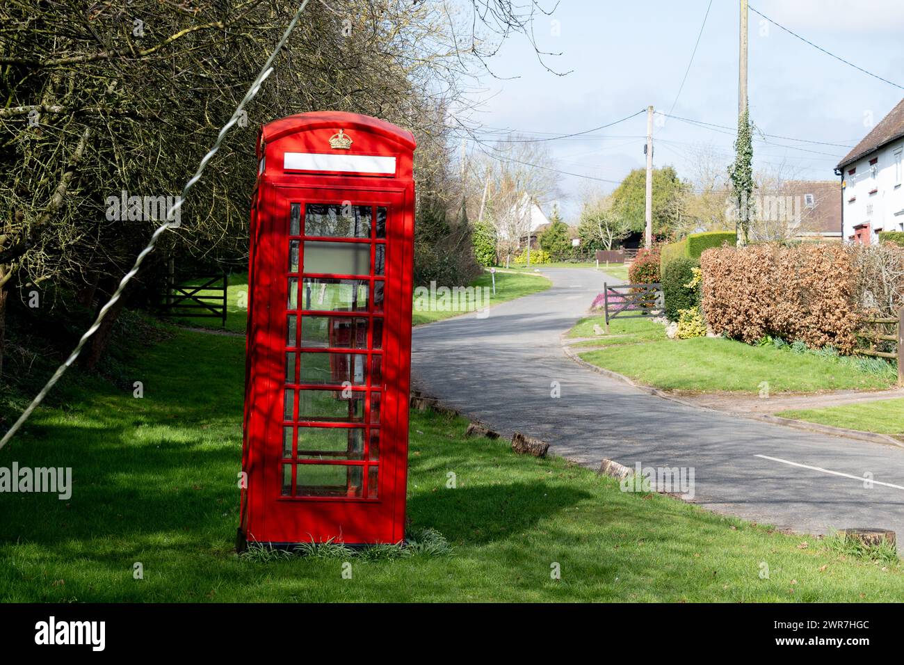 Una vecchia cabina telefonica nel villaggio di Keyston, Cambridgeshire, Inghilterra, Regno Unito Foto Stock