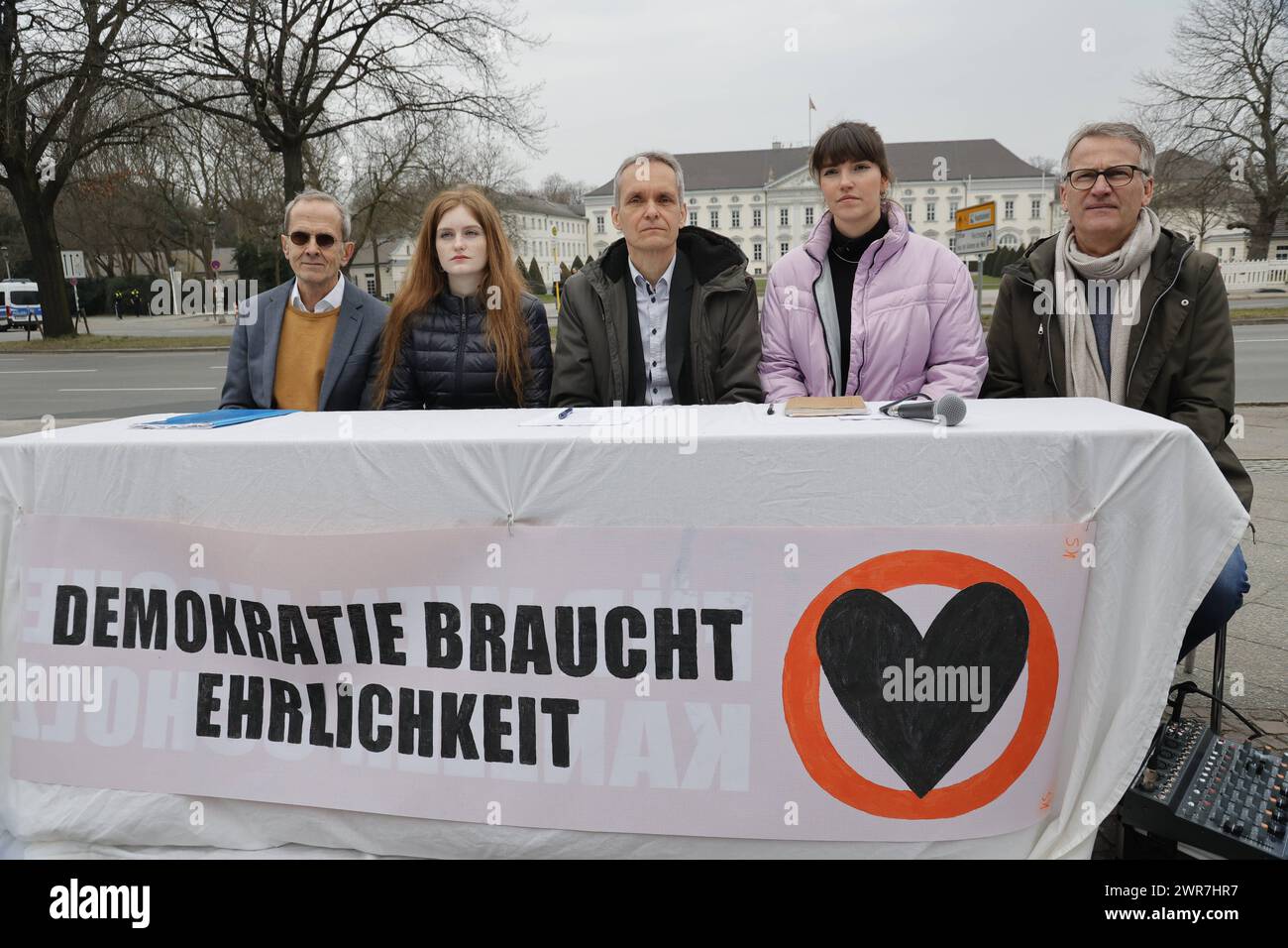 Geologie-Professor Nikolaus Froitzheim, Schülerin Laura Bischoff, Physiker Rolf Meyer, Sprecherin der Bewegung Carla Hinrichs, Landwirt Eberhard Räder, Deutschland, Berlino, Schloss Bellevue, Pressekonferenz, Letzte Generation Plant nächste Protestwelle *** il professor Nikolaus Froitzheim, la studentessa Laura Bischoff, il fisico Rolf Meyer, portavoce del movimento Carla Hinrichs, Farmer Eberhard Räder, Germania, Berlino, Bellevue Palace, conferenza stampa, l'ultima generazione pianifica la prossima ondata di proteste Foto Stock