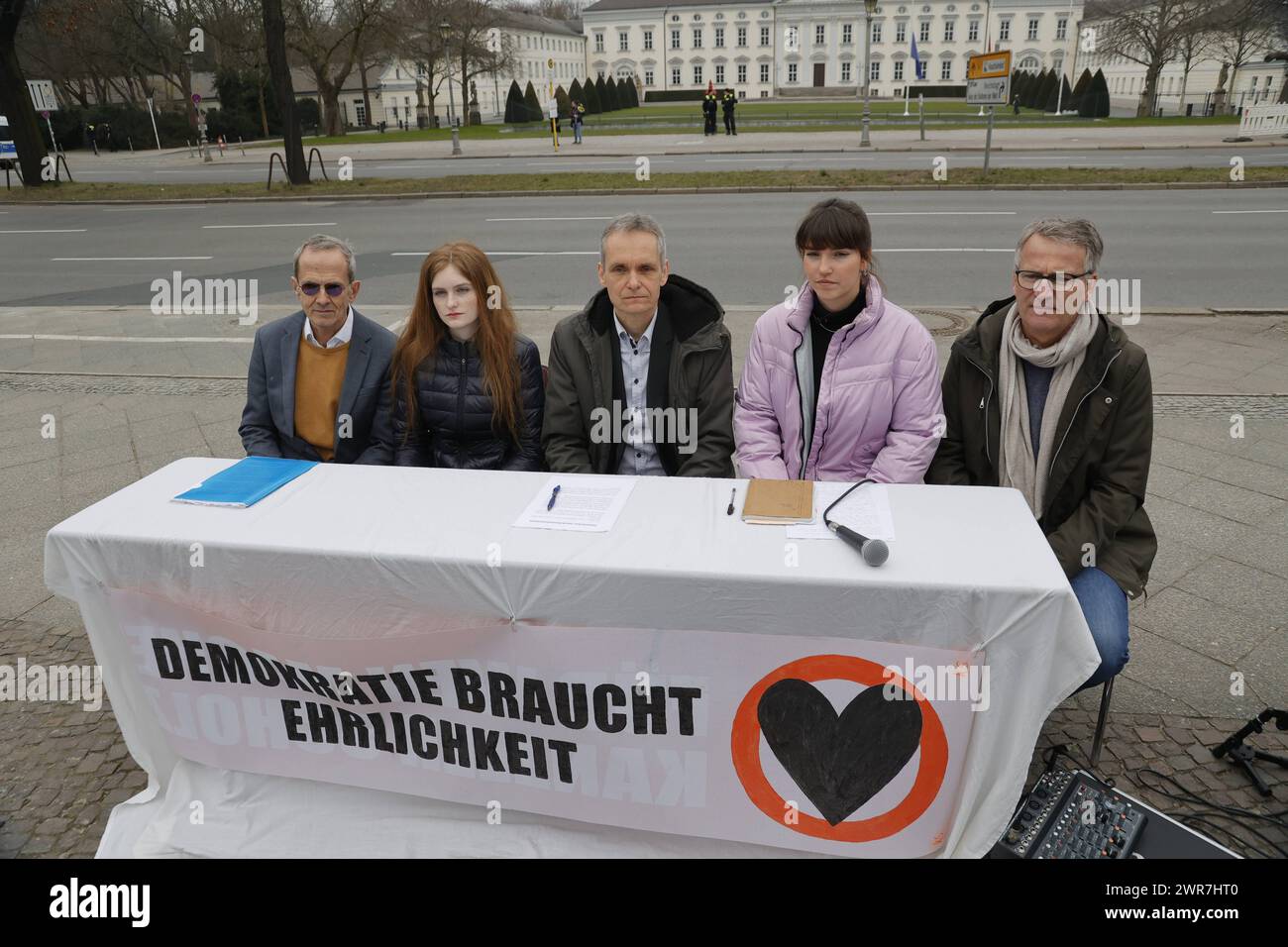 Geologie-Professor Nikolaus Froitzheim, Schülerin Laura Bischoff, Physiker Rolf Meyer, Sprecherin der Bewegung Carla Hinrichs, Landwirt Eberhard Räder, Deutschland, Berlino, Schloss Bellevue, Pressekonferenz, Letzte Generation Plant nächste Protestwelle *** il professor Nikolaus Froitzheim, la studentessa Laura Bischoff, il fisico Rolf Meyer, portavoce del movimento Carla Hinrichs, Farmer Eberhard Räder, Germania, Berlino, Bellevue Palace, conferenza stampa, l'ultima generazione pianifica la prossima ondata di proteste Foto Stock