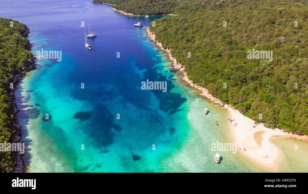 Sivota - splendido video aereo con drone sul mare turchese conosciuto come Laguna Blu e la spiaggia unica bella Vraka. Epiro, Grecia Foto Stock