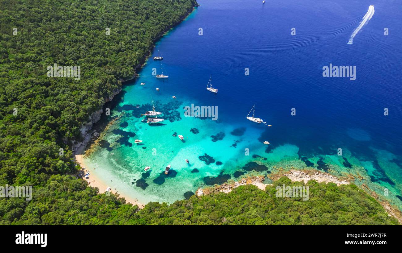 Sivota - splendido video aereo con drone sul mare turchese conosciuto come Laguna Blu e spiagge di sabbia bianca. Epiro, Grecia vacanze estive Foto Stock