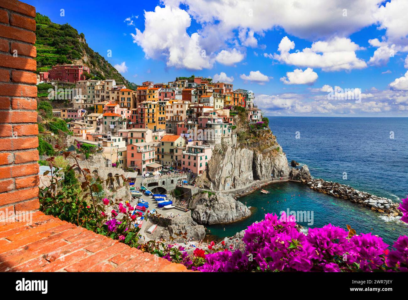 Viaggi in Italia e luoghi di interesse. . Colorato villaggio di pescatori Manarola, Parco Nazionale delle cinque terre in Liguria, popolare meta turistica. Foto Stock