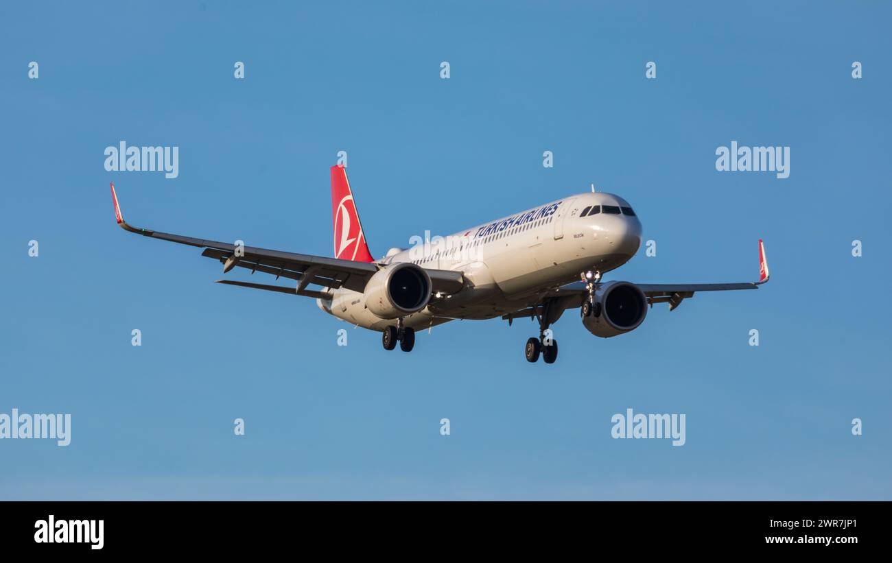 Zürich, Schweiz - 14. März 2022: Ein Airbus A321neo von Turkish Airlines im Landeanflug auf den Flughafen Zürich. Registrazione TC-LSE. Foto Stock