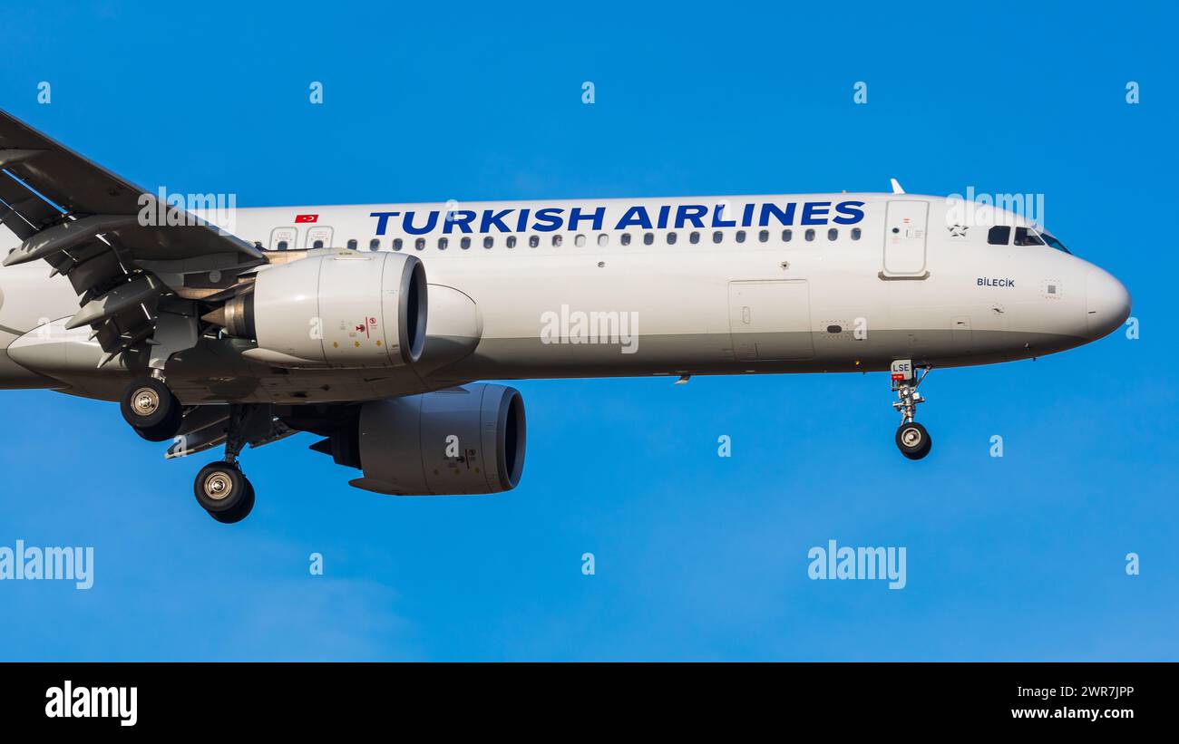 Zürich, Schweiz - 14. März 2022: Ein Airbus A321neo von Turkish Airlines im Landeanflug auf den Flughafen Zürich. Registrazione TC-LSE. Foto Stock