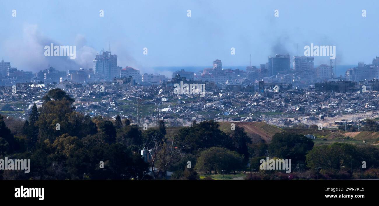 Israele meridionale, Israele. 11 marzo 2024. Mentre la United States Air Force rilascia aiuti umanitari con paracadute sulla parte centrale e settentrionale della Striscia di Gaza, i combattimenti continuano in diverse aree vicino a Gaza City come visto dall'interno del sud di Israele il 10 marzo 2024. Gli Stati Uniti e altri paesi continuano a far cadere cibo e altri aiuti umanitari ai palestinesi che ne hanno bisogno nella Striscia di Gaza il primo giorno della vacanza musulmana del Ramadan, durata un mese. Mentre continuano i rapporti sui combattimenti tra le forze israeliane e Hamas all’interno di Gaza. Foto di Jim Hollander/UPI credito: UPI/Alamy Live News Foto Stock