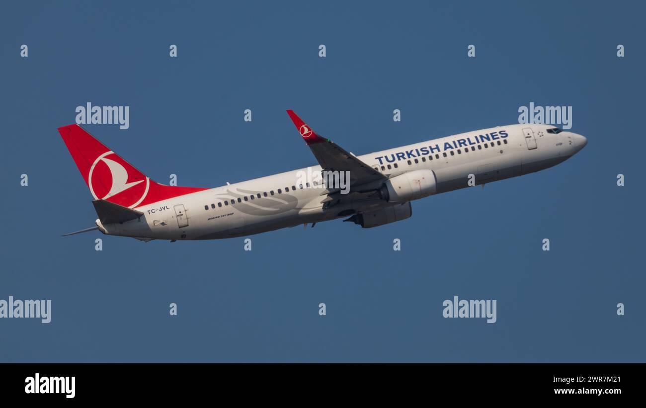 Zürich, Schweiz - 19. März 2022: Eine Boeing 737-800 von THY Turkish Airlines startet vom Flughafen Zürich. Registrazione TC-JVL. Foto Stock