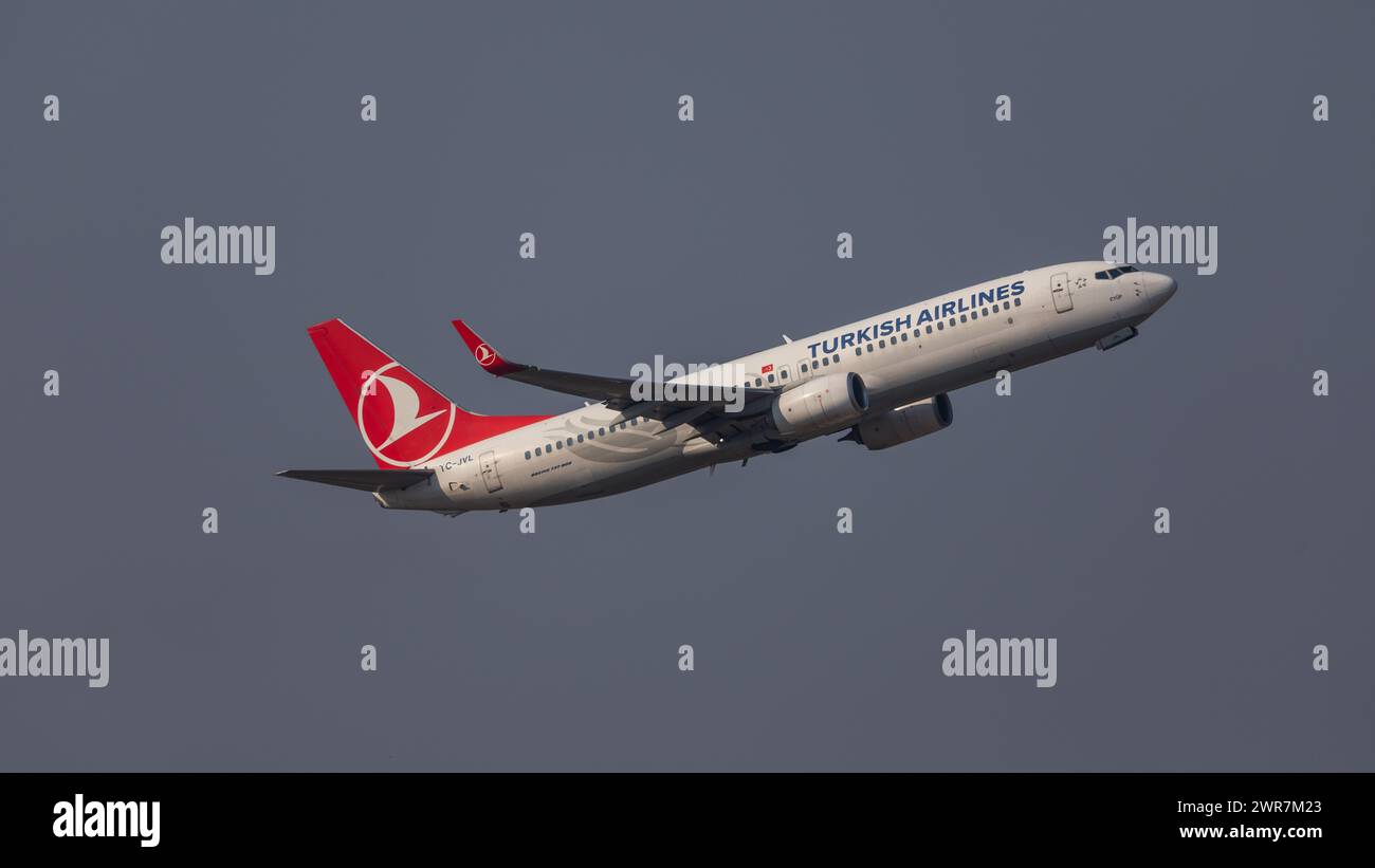 Zürich, Schweiz - 19. März 2022: Eine Boeing 737-800 von THY Turkish Airlines startet vom Flughafen Zürich. Registrazione TC-JVL. Foto Stock