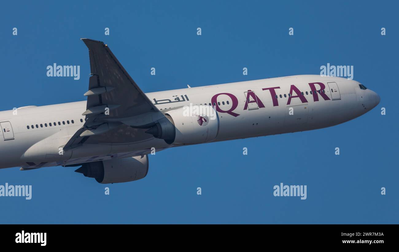 Zürich, Schweiz - 19. März 2022: Eine Boeing 777-367ER von Qatar Airways startet vom Flughafen Zürich. Registrazione A7-BOD. Foto Stock