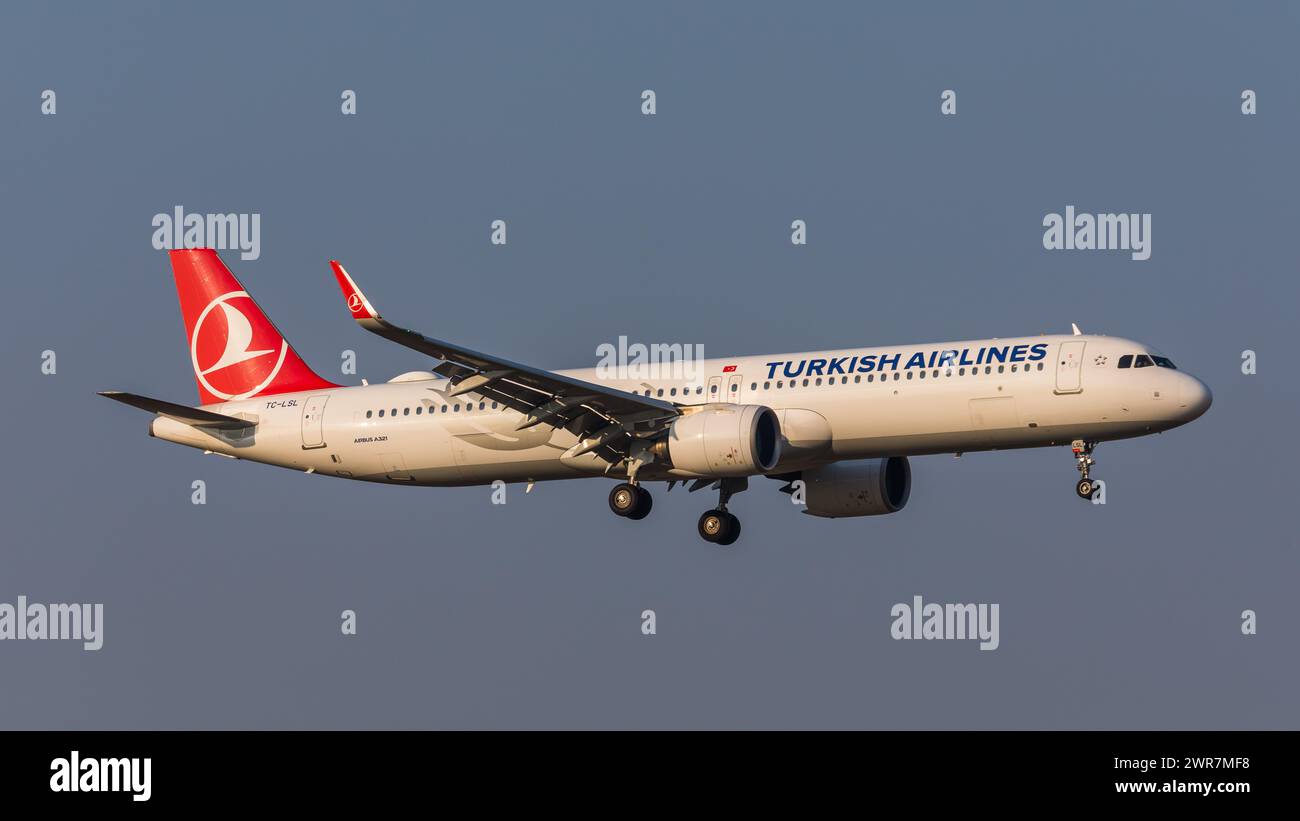 Zürich, Schweiz - 19. März 2022: Ein Airbus A321neo von THY Turkish Airlines im Landeanflug auf den Flughafen Zürich. Registrazione TC-LSL. Foto Stock