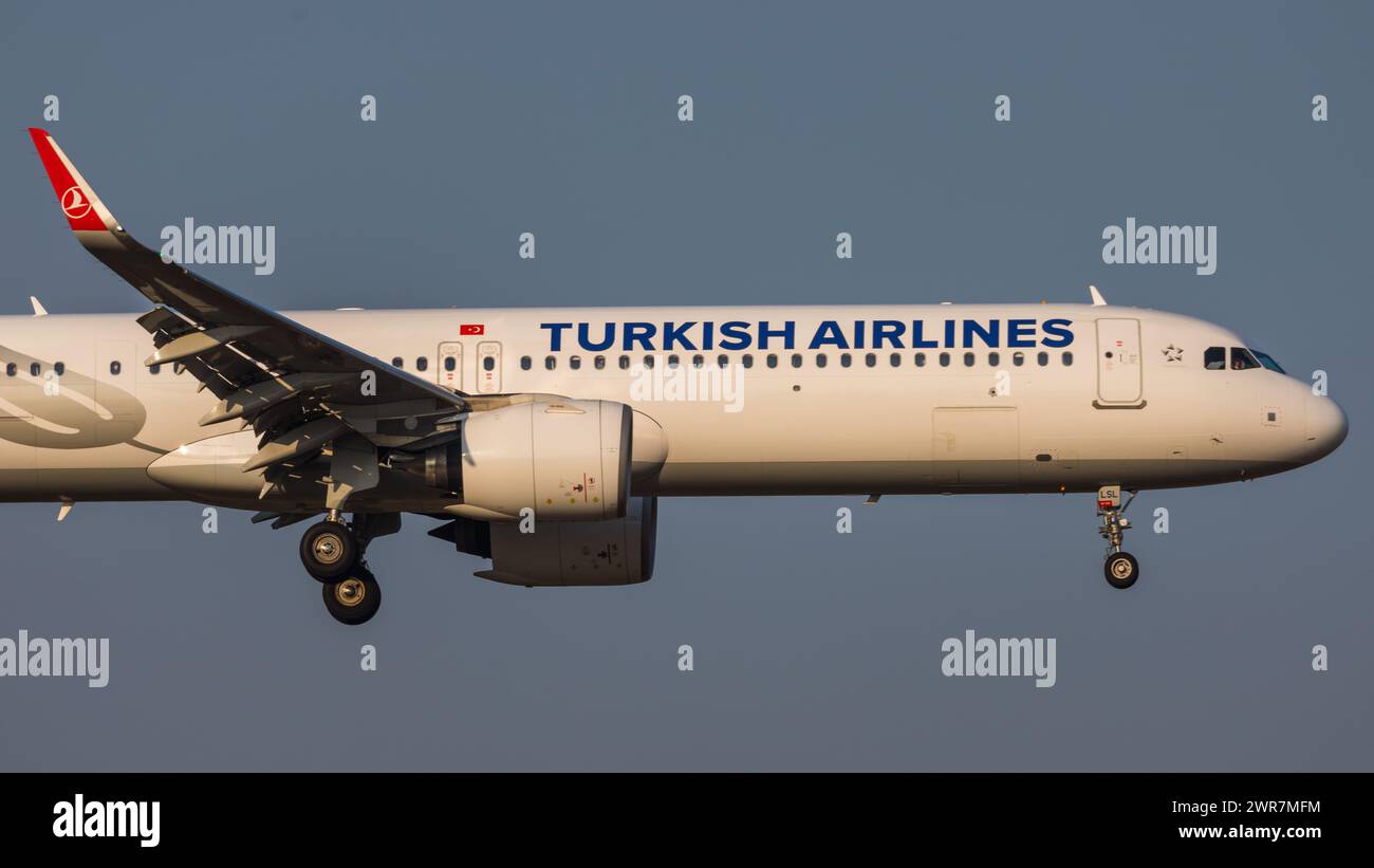 Zürich, Schweiz - 19. März 2022: Ein Airbus A321neo von THY Turkish Airlines im Landeanflug auf den Flughafen Zürich. Registrazione TC-LSL. Foto Stock