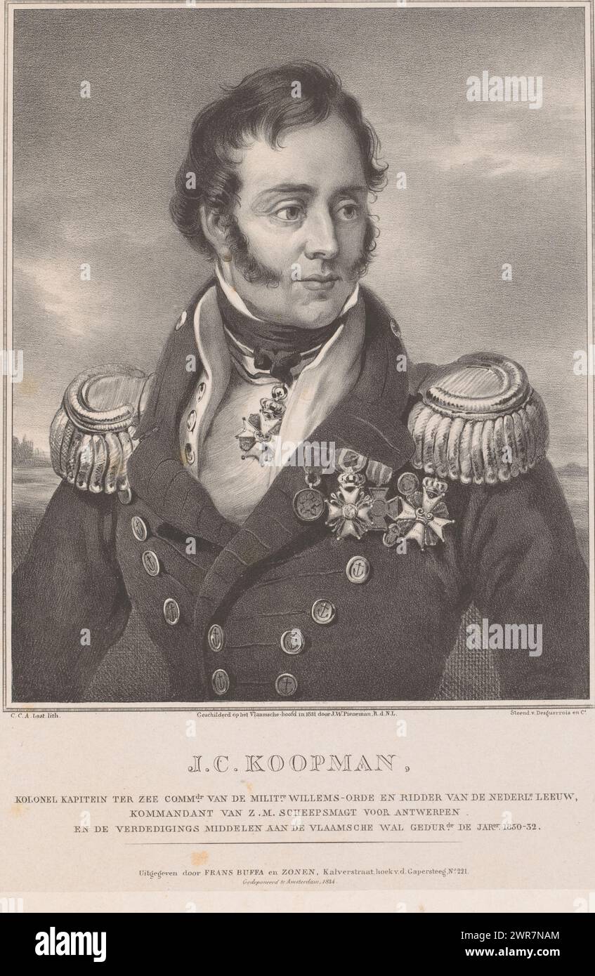 Ritratto di Jan Coenraad Koopman, la sitter indossa un'uniforme militare con decorazioni sul petto e intorno al collo. Sotto il ritratto ci sono il nome e le posizioni. Secondo la didascalia, Jan Willem Pieneman dipinse il dipinto sul forte Het Vlaamsche Hoofd ad Anversa., stampatore: Carel Christiaan Antony ultimo, dopo aver dipinto di: Nicolaas Pieneman, stampatore: Desguerrois & Co., stampatore: Paesi Bassi, dopo aver dipinto di: Anversa, stampatore: Amsterdam, 1834, carta, altezza 375 mm x larghezza 280 mm, stampa Foto Stock