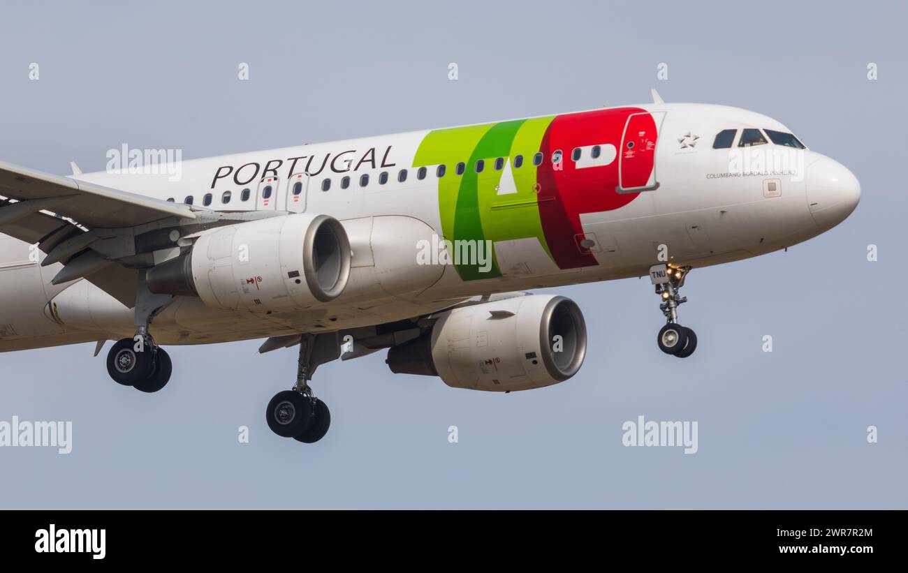 Zürich, Schweiz - 21. März 2022: Ein Airbus A320-214 von TAP Air Portugal ist im Endlandeanflug auf den Flughafen Zürich. Registrazione CS-TNU. Foto Stock