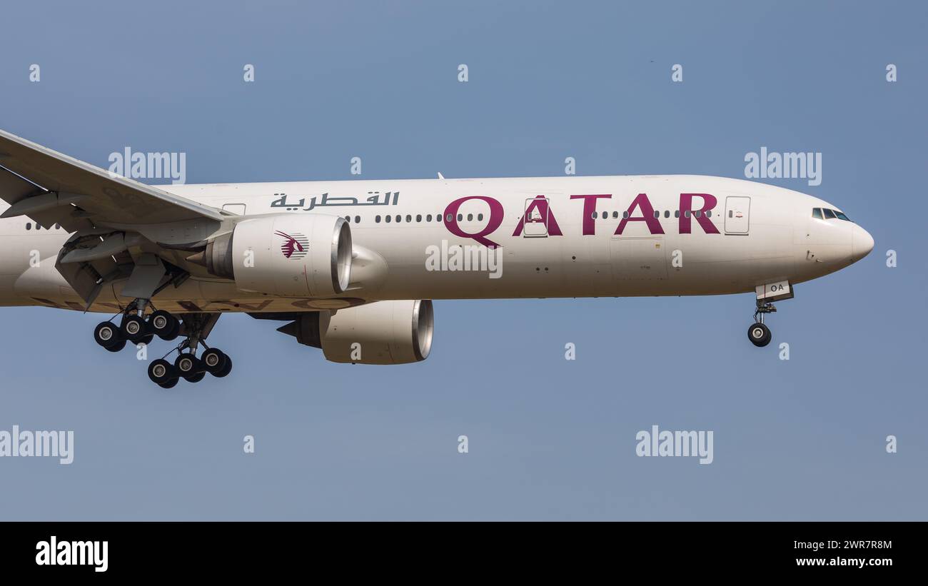 Zürich, Schweiz - 21. März 2022: Eine Boeing 777-367ER von Qatar Airways ist im Endlandeanflug auf den Flughafen Zürich. Registrazione A7-BOA. Foto Stock