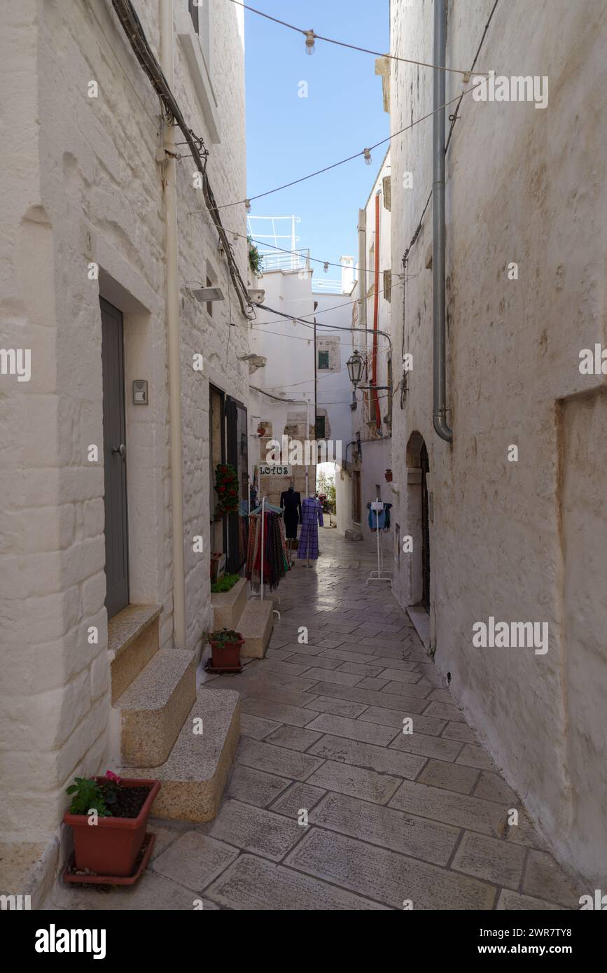 Strada stretta nel centro storico di Ostuni, regione Puglia, Italia Foto Stock