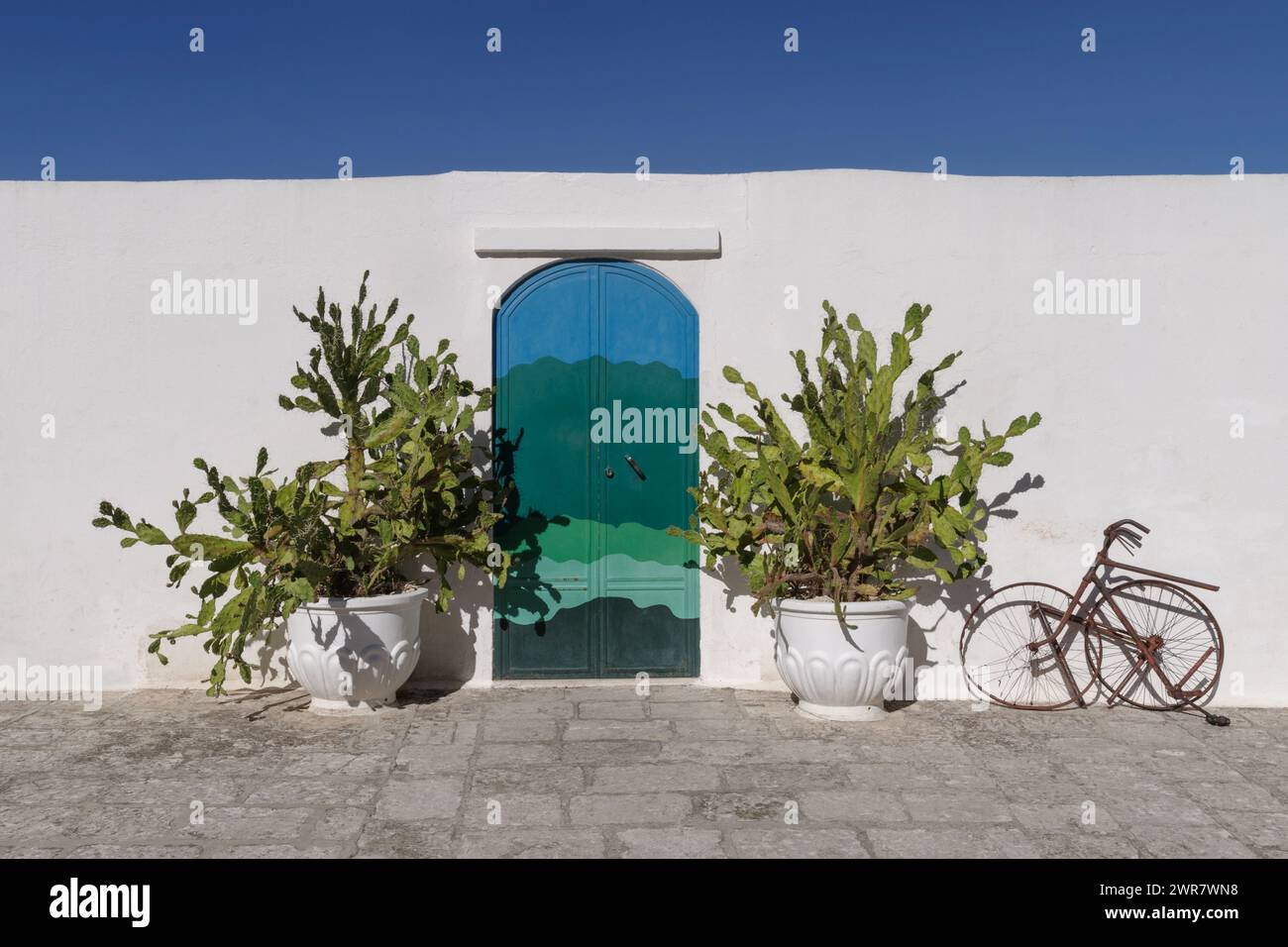 La casa con la porta blu ad Ostuni, Puglia, Italia meridionale Foto Stock