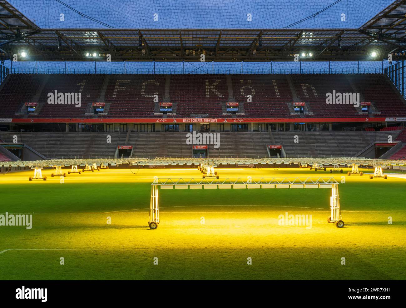 Il RheinEnergie Stadium è uno degli stadi per i campionati europei di calcio 2024. Il campo dello stadio è mantenuto con luci artificiali Foto Stock