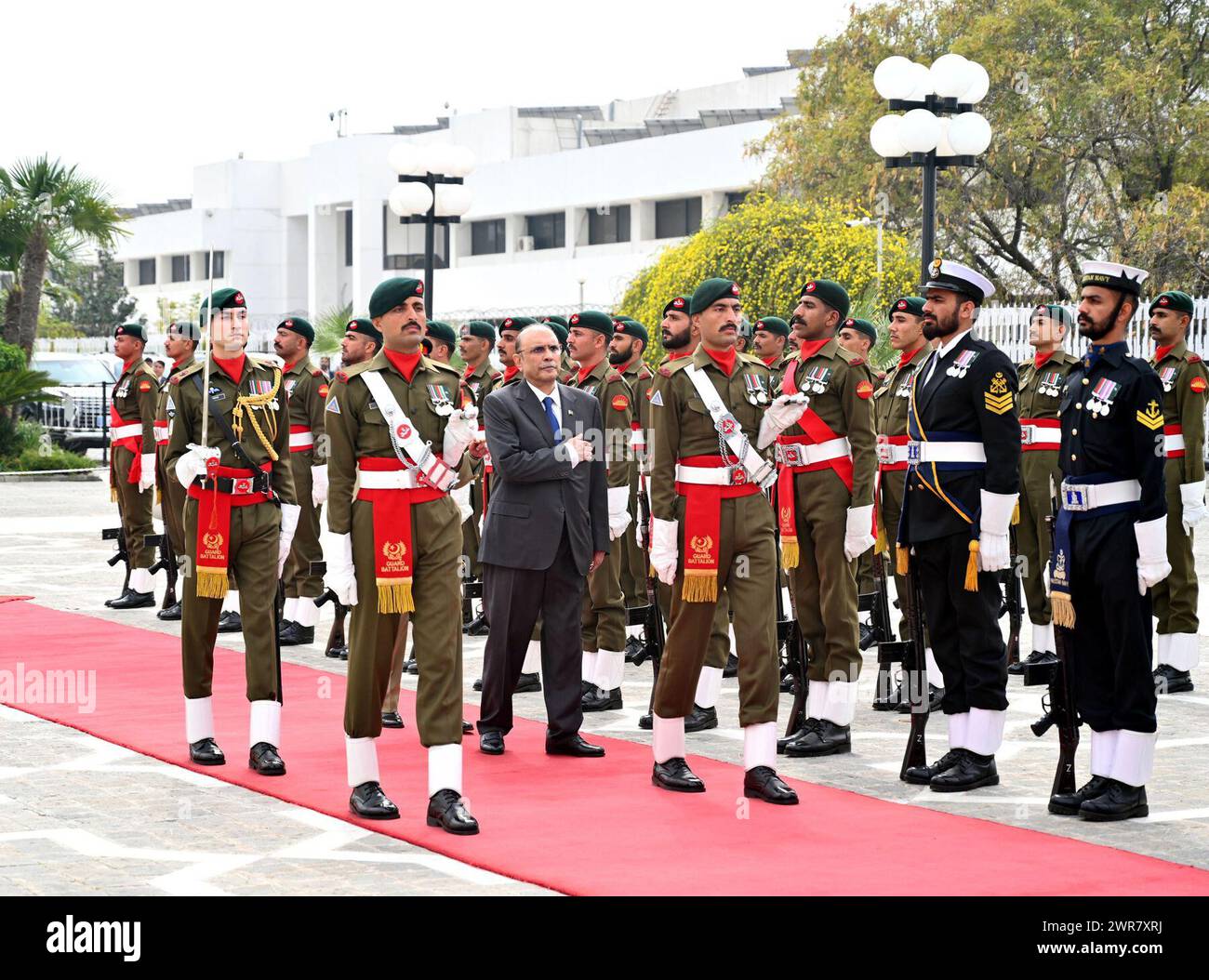 (240311) -- ISLAMABAD, 11 marzo 2024 (Xinhua) -- questa foto rilasciata dal Dipartimento di informazione stampa pakistano (PID) mostra il nuovo Presidente pakistano Asif Ali Zardari che ispeziona la guardia d'onore durante una cerimonia alla Casa presidenziale di Islamabad, capitale del Pakistan, l'11 marzo 2024. (PID/handout tramite Xinhua) Foto Stock