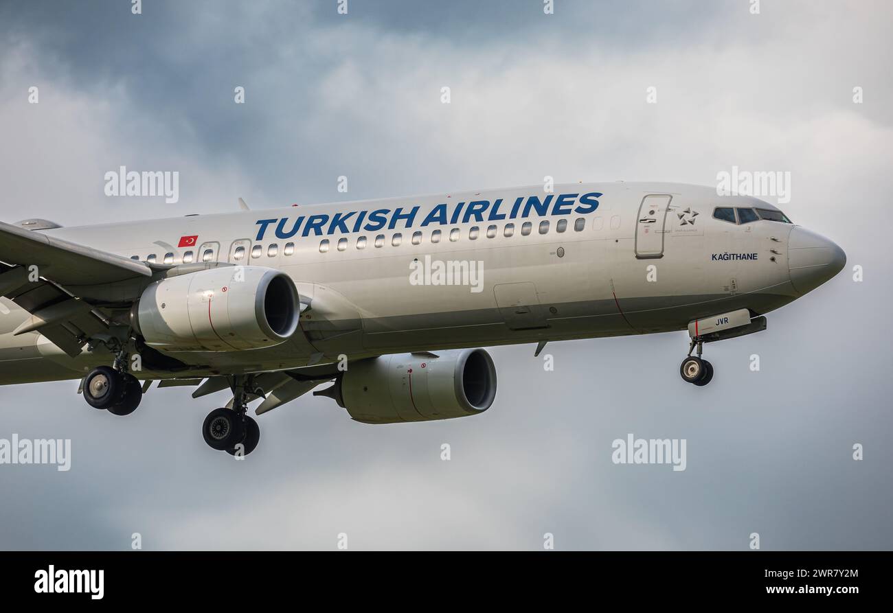 Eine Boeing 737-800 von Turkish Airlines im Landeanflug auf den Flughafen Zürich. Kennung: TC-JVR. (Zürich, Svizzera, 03.05.2022) Foto Stock