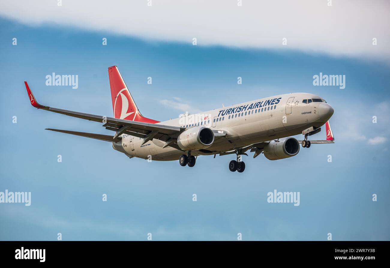 Eine Boeing 737-800 von Turkish Airlines im Landeanflug auf den Flughafen Zürich. Kennung: TC-JVR. (Zürich, Svizzera, 03.05.2022) Foto Stock