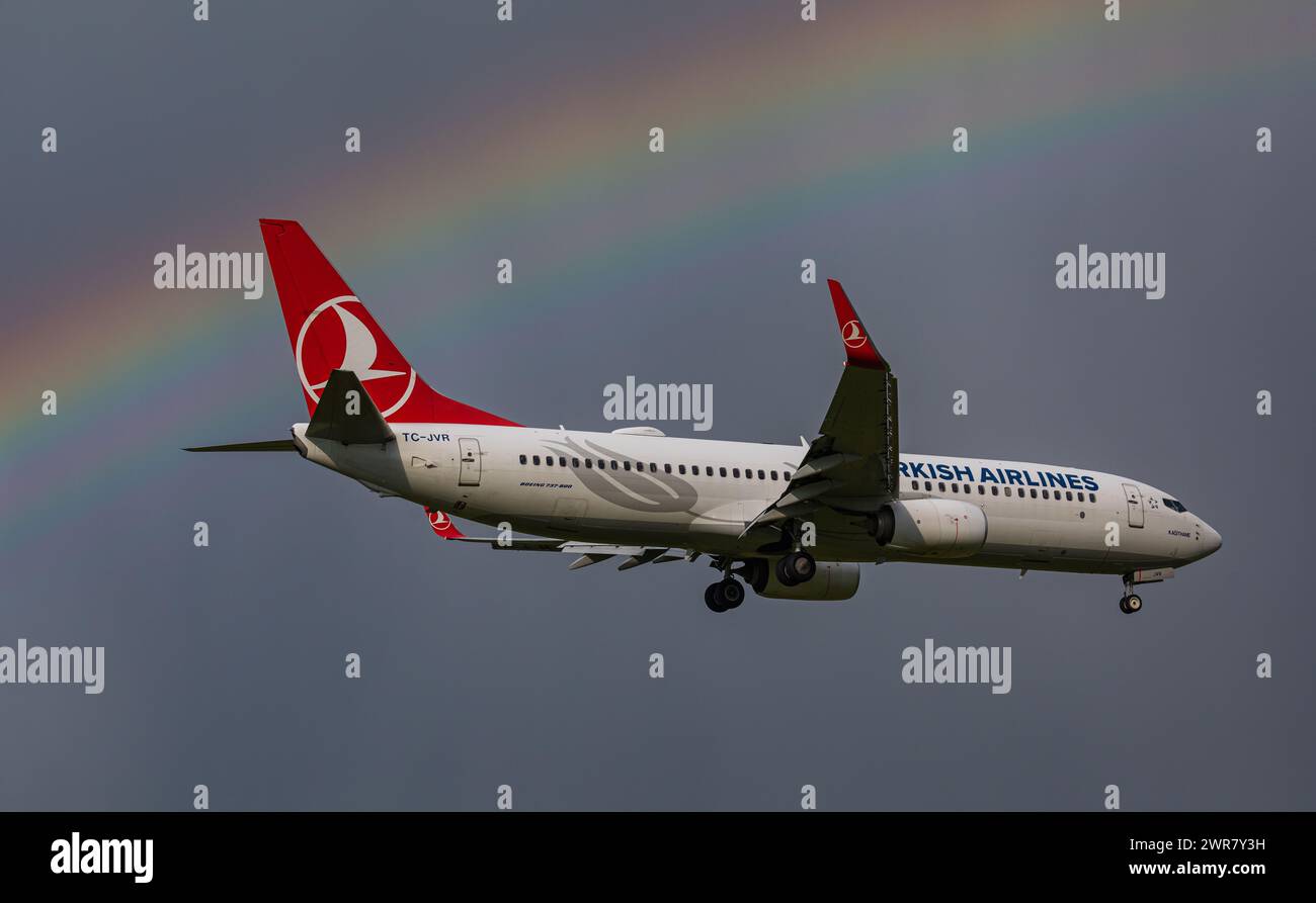 Eine Boeing 737-800 von Turkish Airlines im Landeanflug auf den Flughafen Zürich. Kennung: TC-JVR. (Zürich, Svizzera, 03.05.2022) Foto Stock