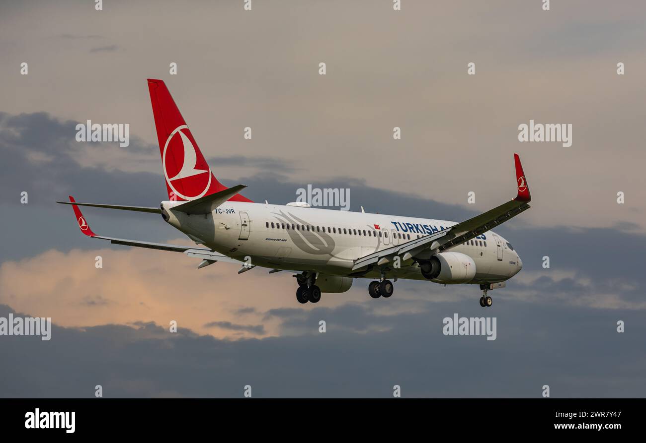 Eine Boeing 737-800 von Turkish Airlines im Landeanflug auf den Flughafen Zürich. Kennung: TC-JVR. (Zürich, Svizzera, 03.05.2022) Foto Stock