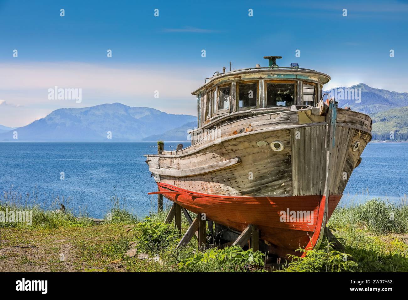 Una vecchia barca da pesca in legno abbandonata in decomposizione a Icy Strait Point, Alaska Foto Stock