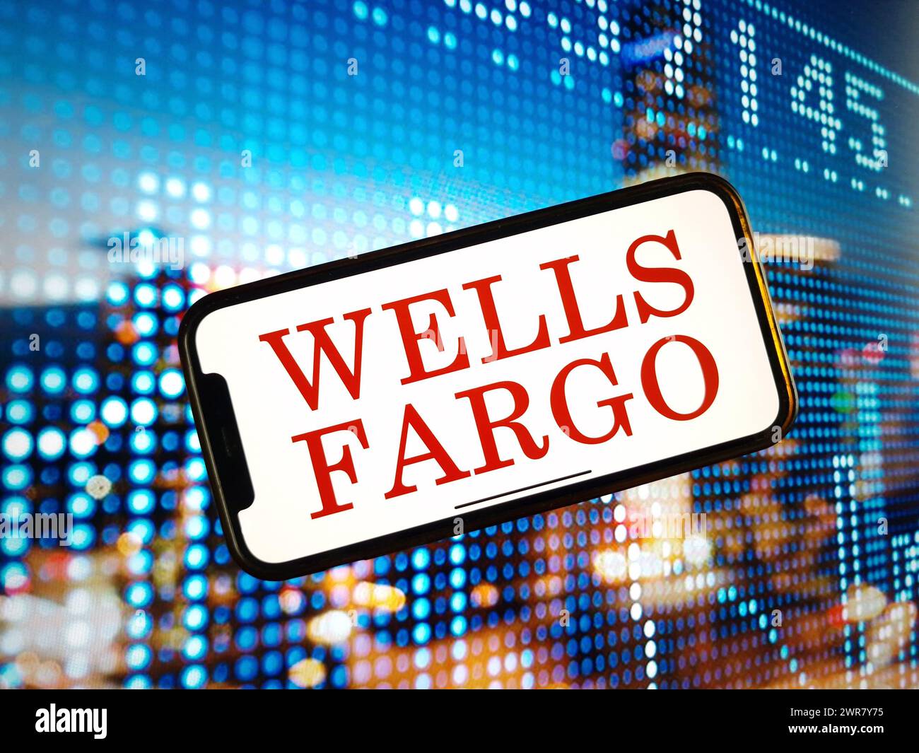 Polonia. 4 gennaio 2024. In questa immagine, il logo aziendale Wells Fargo viene visualizzato sullo schermo di uno smartphone. (Credit Image: © Piotr Swat/SOPA Images via ZUMA Press Wire) SOLO PER USO EDITORIALE! Non per USO commerciale! Foto Stock