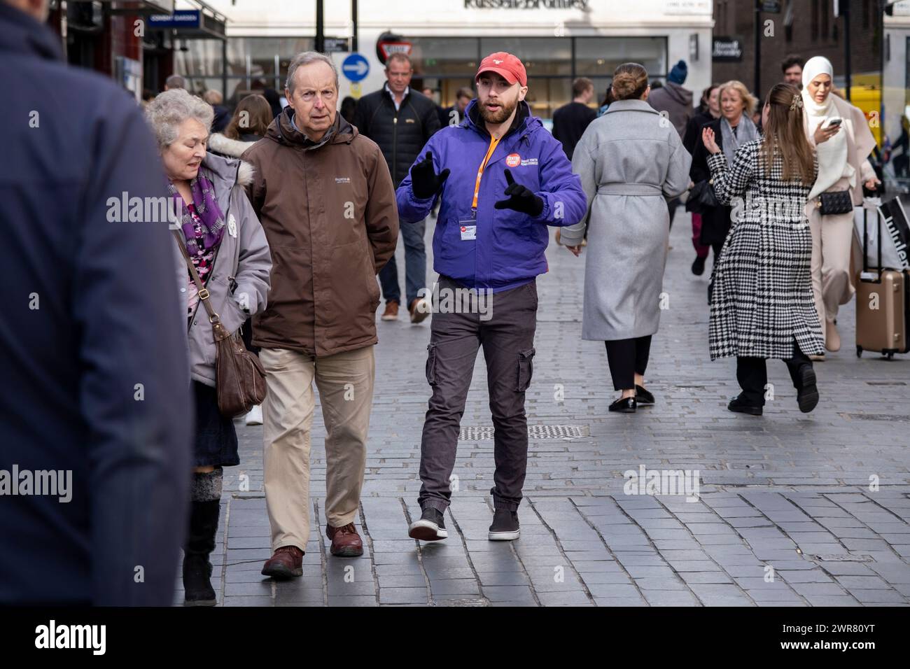 Man Out Promoting Awareness for the Homeless Charity Organization Centre Point il 4 marzo 2024 a Londra, Regno Unito. Negli ultimi due anni si è assistito a un massiccio aumento del Foto Stock