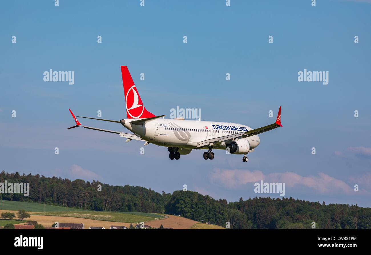 Eine Boeing 737-8MAX von Turkish Airlines ist im Landeanflug auf den Flughafen Zürich. Die Boeing 787 MAX 8 trägt Die Registration TC-LCG. (Zürich, SC Foto Stock