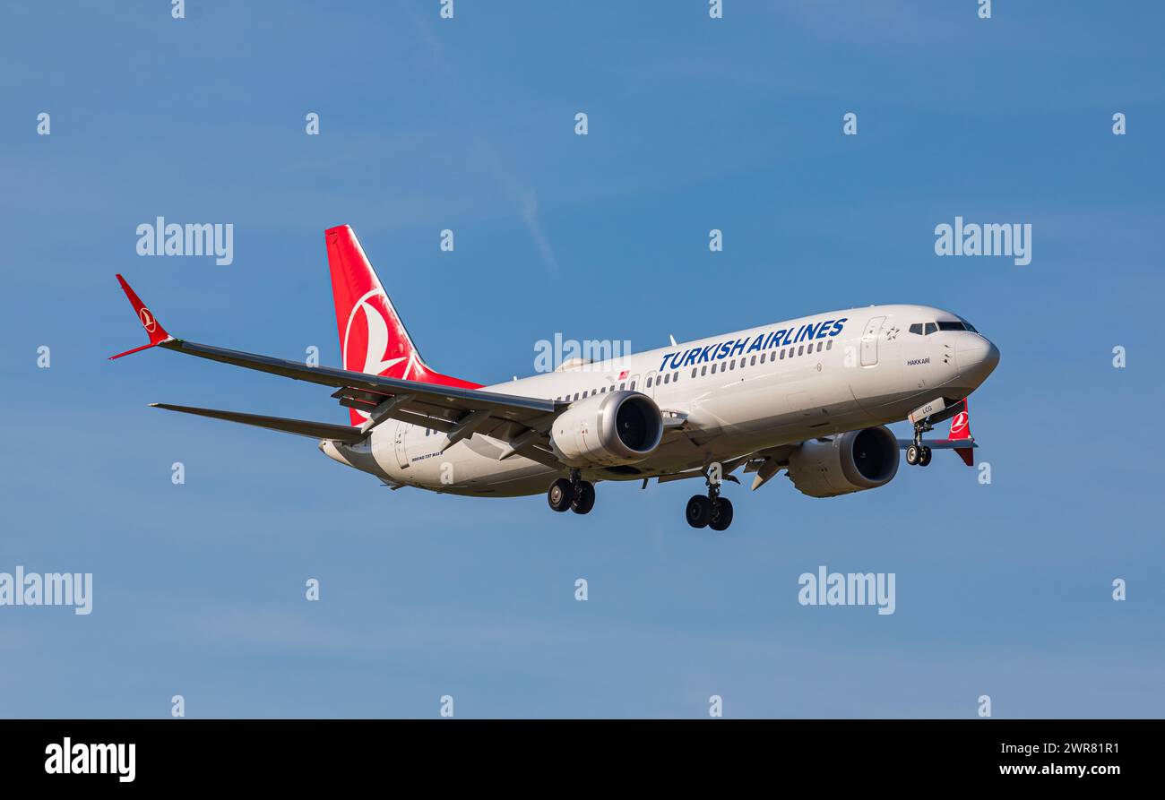 Eine Boeing 737-8MAX von Turkish Airlines ist im Landeanflug auf den Flughafen Zürich. Die Boeing 787 MAX 8 trägt Die Registration TC-LCG. (Zürich, SC Foto Stock