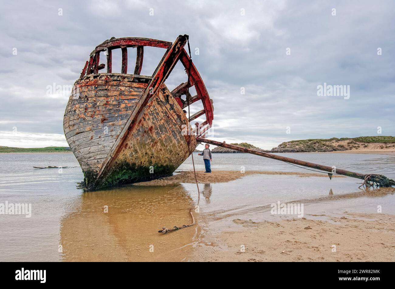 Bád Eddie si trova sulla spiaggia di Magheraclogher di Bunbeg, a Gaoth Dobhair (Gweedore), un'area di lingua irlandese della Repubblica d'Irlanda. Foto Stock