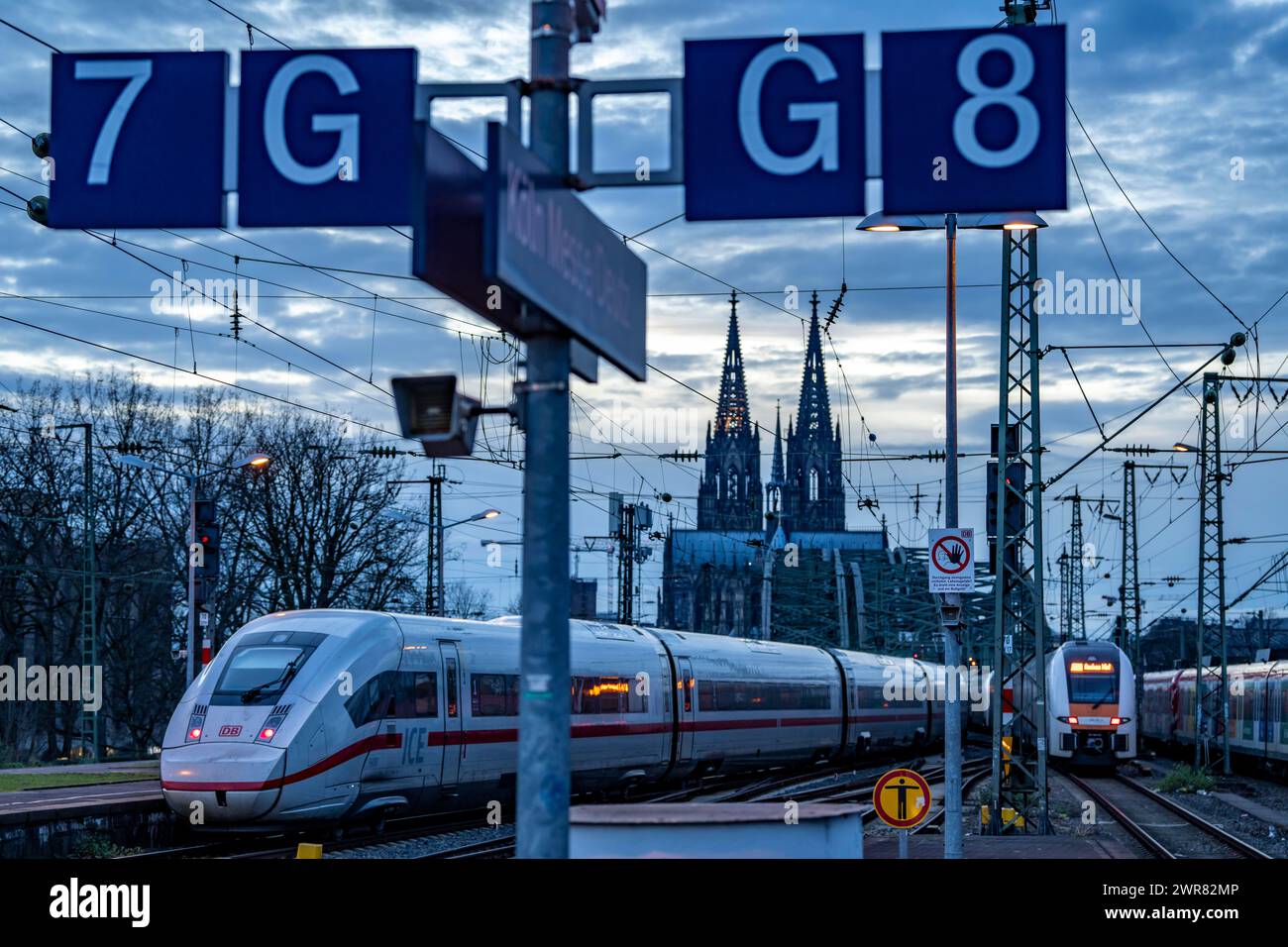 Fiera di Colonia/Deutz, piattaforma, cattedrale di Colonia, ICE e RRX train, Colonia, NRW, Germania Foto Stock